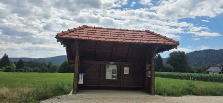 Avtobusna nadstrešnica v Skaručni